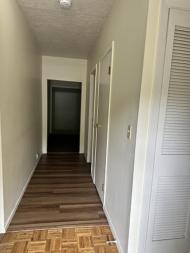 10025- Entrance Hallway