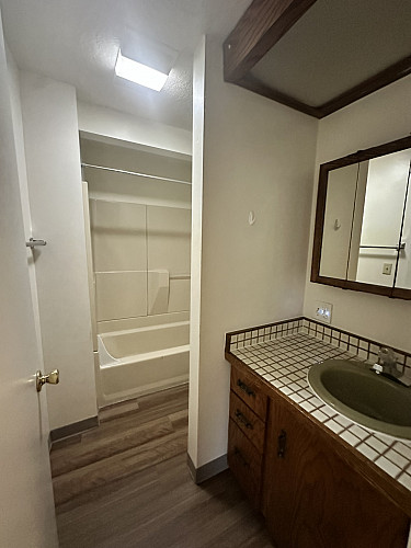 10025- Shared Bathroom -3