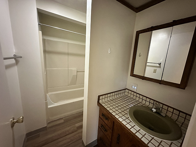 10025-Shared Bathroom -1