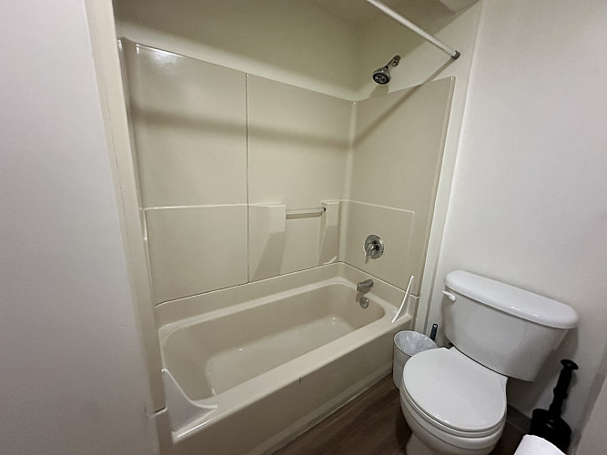 10025-Shared Bathroom -2