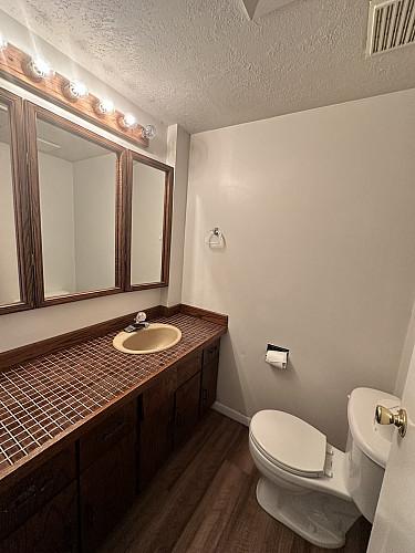 10025- Half Bathroom/Guest Bathroom