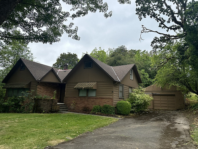 425 SW Maplecrest Drive- House Exterior