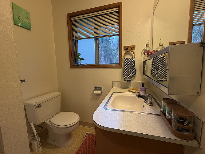 10300 Bathroom 2