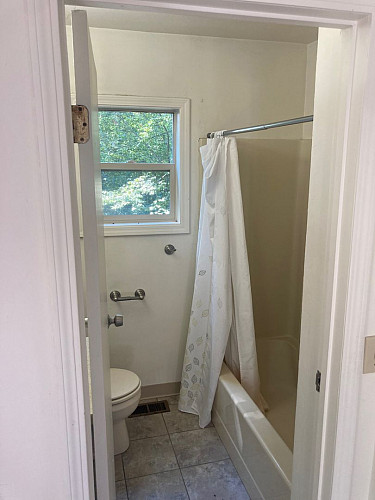 10512 Bathroom