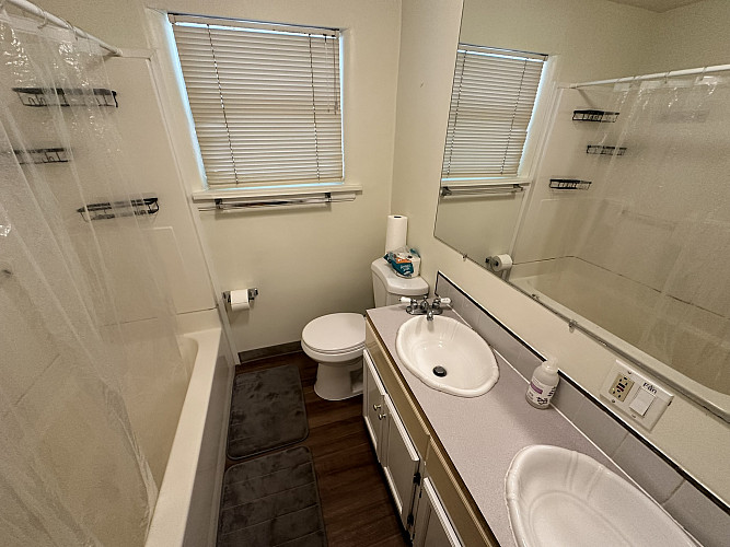 620 Shared Bathroom between bedrooms 1, 2, and 3