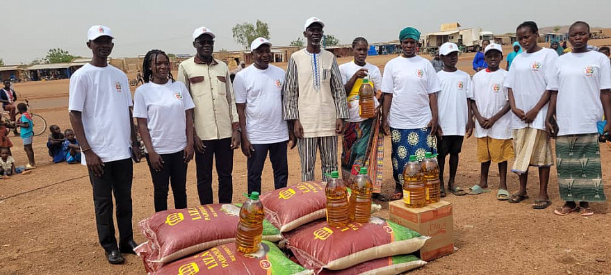 A symbolic photo of the handover of food to 10 representatives IDP.