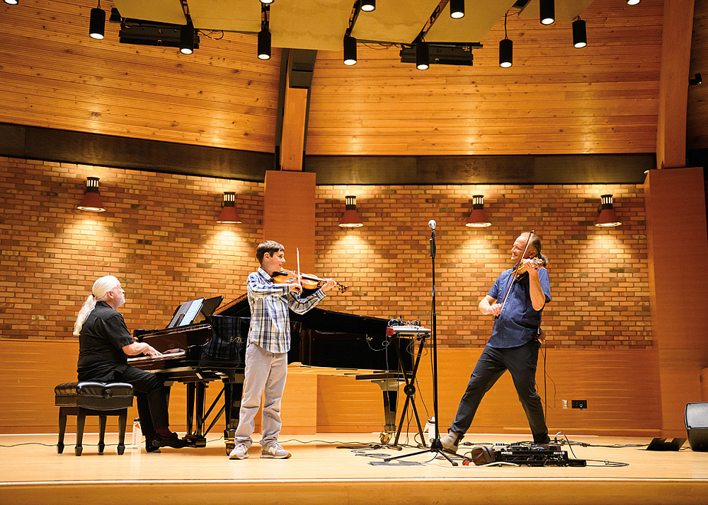 Jamming with violinist Aaron Meyer BS '95 (right) and friends.