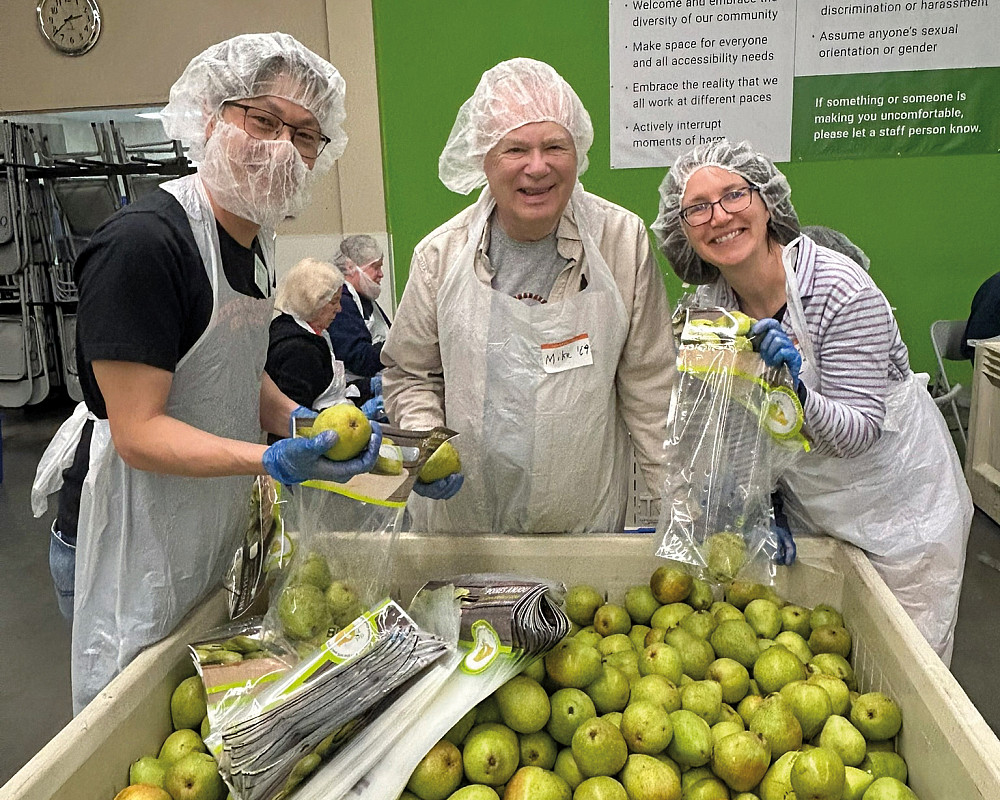 Portland-area alumni rolled up their sleeves to help the Oregon Food Bank.