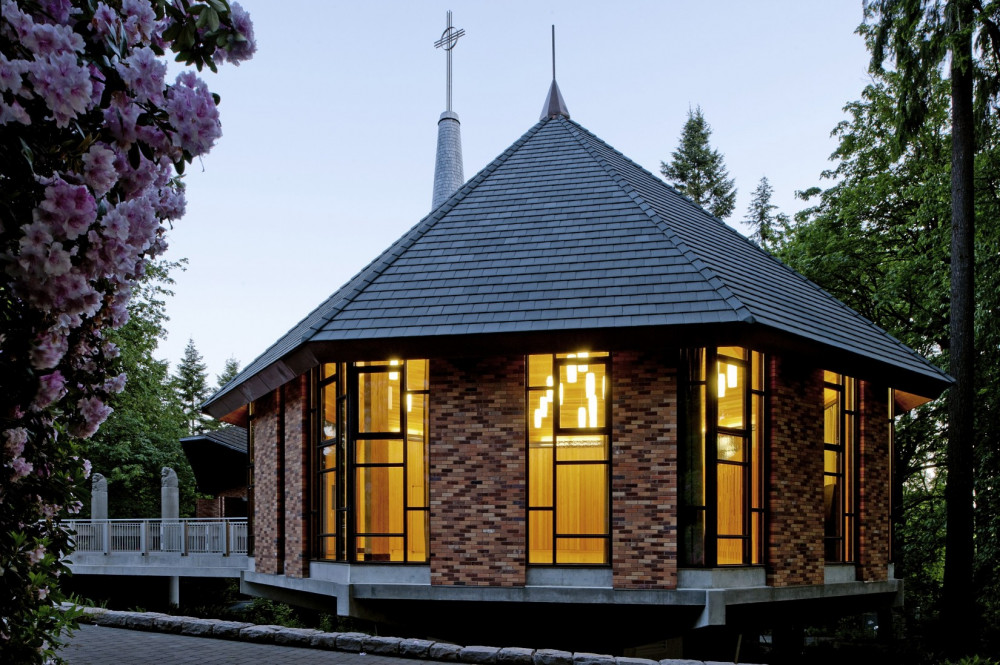The pavilion extends the exterior palette of the chapel through the use of custom-made brick. To match the existing brick as closely as p...