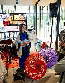 After the performance, students were able to talk with Torimaru.